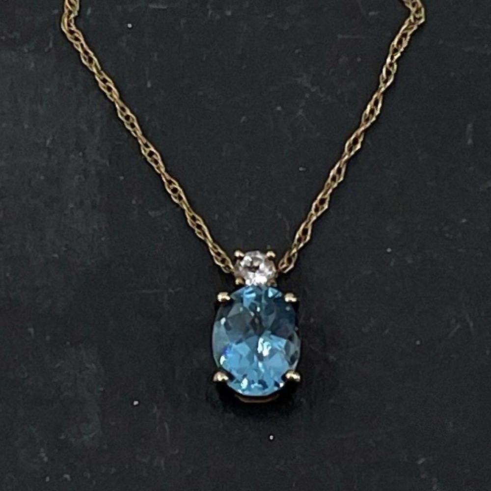 Elegant Blue and Gold Pendant Necklace